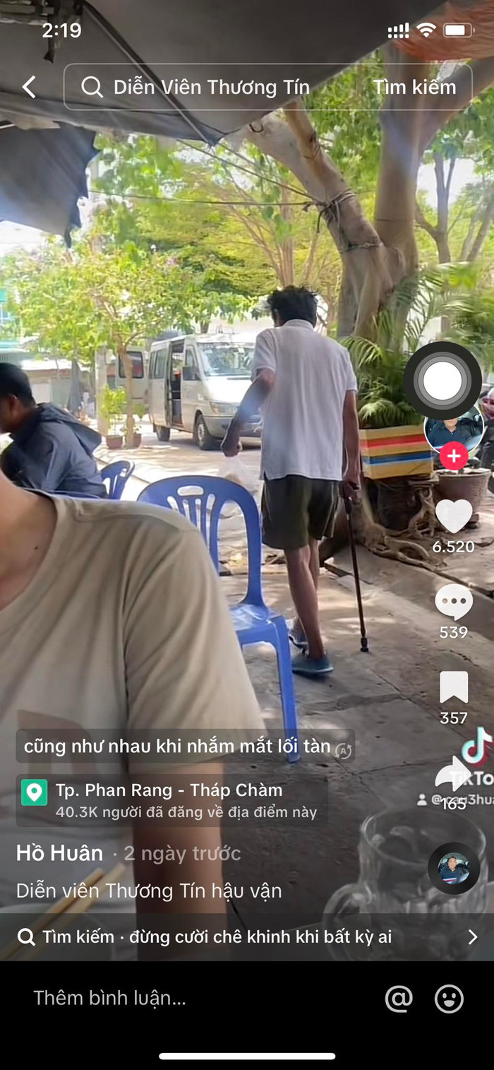 Hình ảnh Thương Tín phải chống gậy mua cơm khiến mọi người thương cảm.