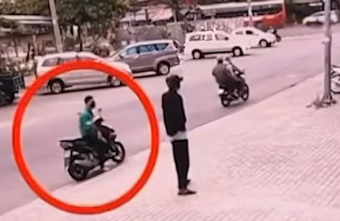 Thanh niên mượn điện thoại rồi lùi ra xa để chuẩn bị cho màn tẩu thoát của mình.