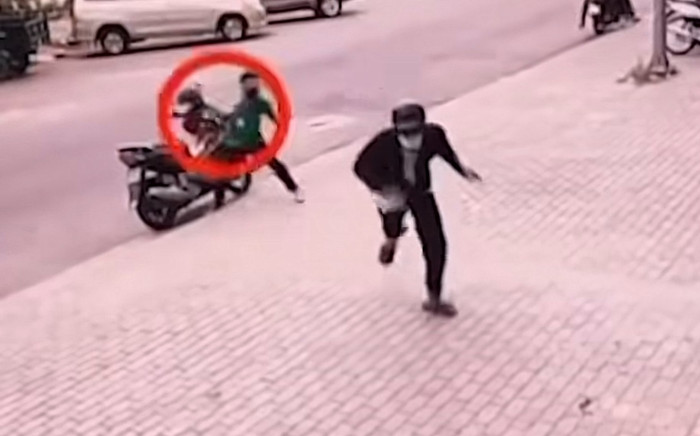 Kẻ gian mượn điện thoại rồi cầm chạy, shipper có pha xử lý chuẩn từng centimet Ảnh 2