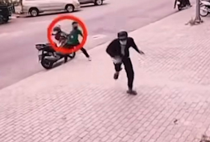 Pha xử lý tình huống nhanh như chớp của anh shipper.