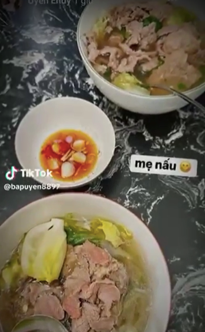 Uyên Endy - bạn gái tin đồn của Ngô Kiến Huy khoe được mẹ chuẩn bị đồ ăn, nhưng lại có 2 tô giống hệt nhau.