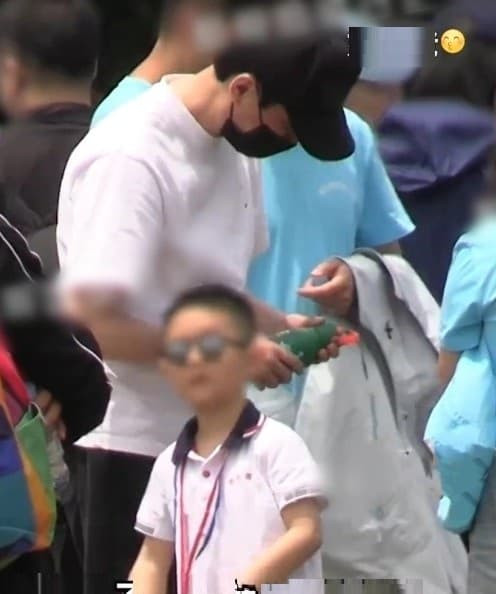 Triệu Lệ Dĩnh làm điều đặc biệt cho con trai, Phùng Thiệu Phong nhìn chỉ biết xấu hổ Ảnh 3