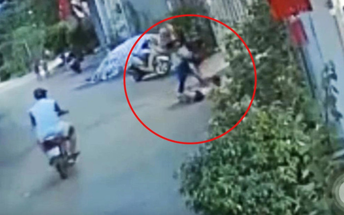 Vụ bé gái 8 tuổi bị cô giáo mầm non chặn đường đánh: Bé hoảng sợ khi thấy bà hàng xóm Ảnh 2