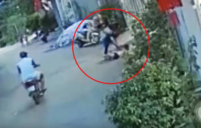 Hành động của bà Lợi khiến dư luận bất bình.