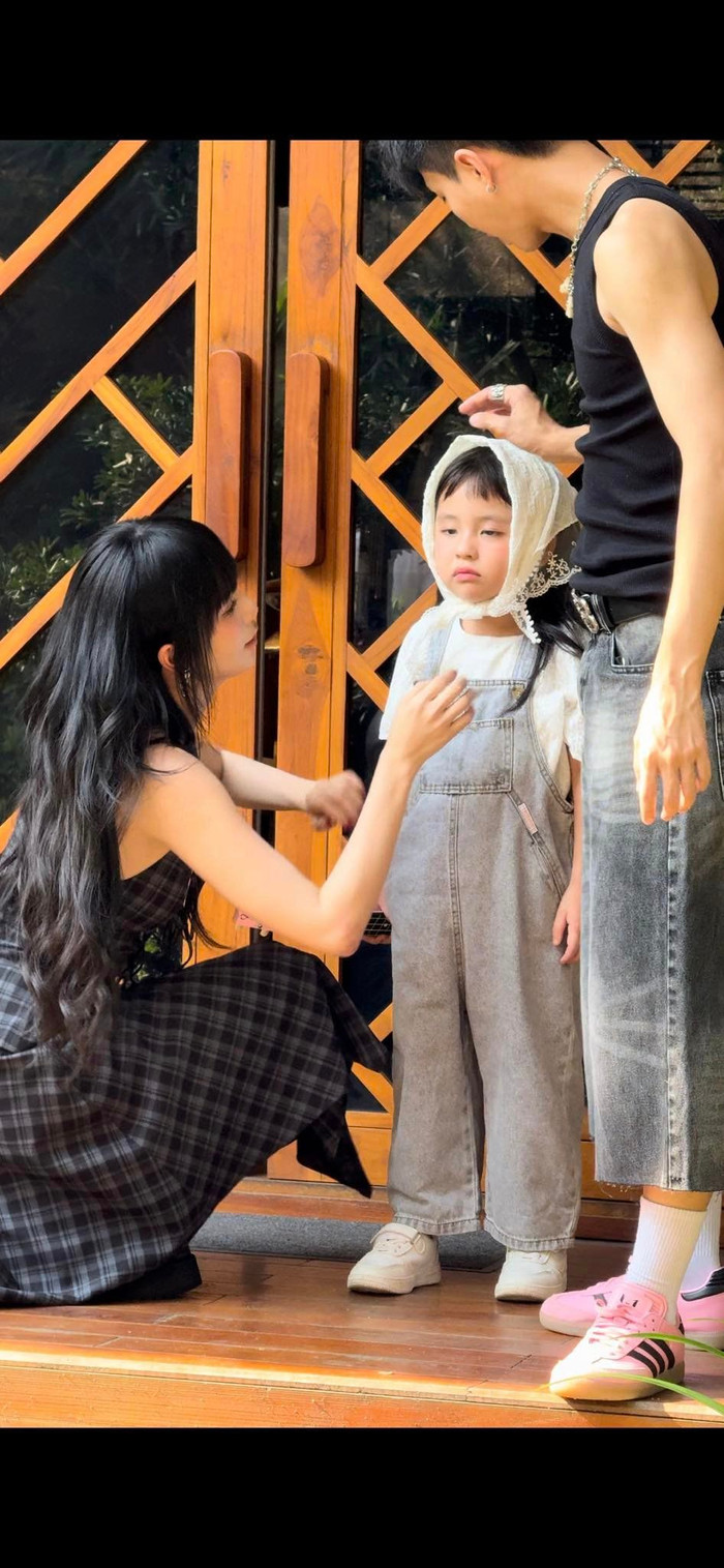 Ngọc Trinh hết mực yêu thương, quan tâm đến con gái nuôi. Được biết cô đã nhận nuôi cháu ruột là con của anh trai để giảm bớt gánh nặng cho anh. Người đẹp không ngần ngại đầu tư tiền bạc, thời gian, công sức để chăm sóc bé He. Ảnh: FBNV