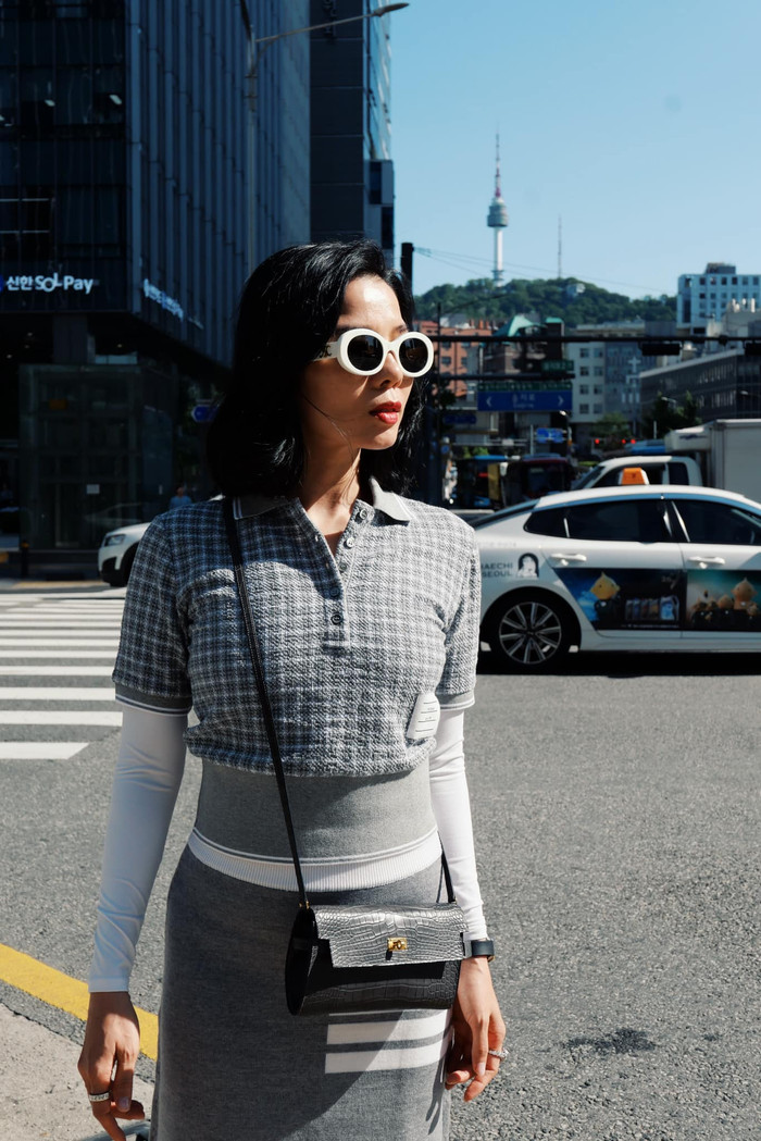 Lệ Quyên khoe dáng thon gọn trên đường phố Seoul (Hàn Quốc).