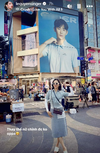 Lệ Quyên chụp hình trước tấm ảnh lớn của Kim Soo Hyun, hài hước đòi thay nữ chính Kim Ji Won trong Queen Of Tears.