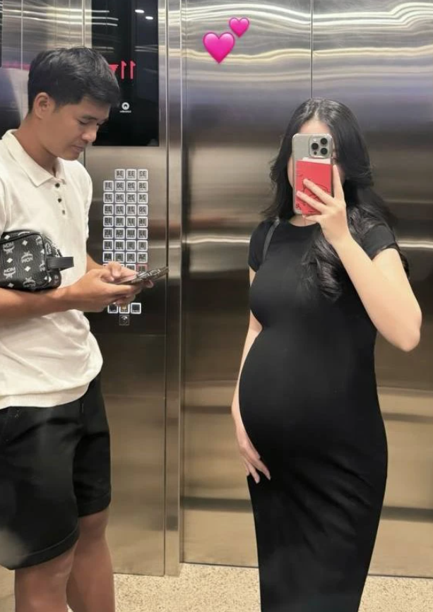 Hà Đức Chinh khoe ảnh vợ bầu.