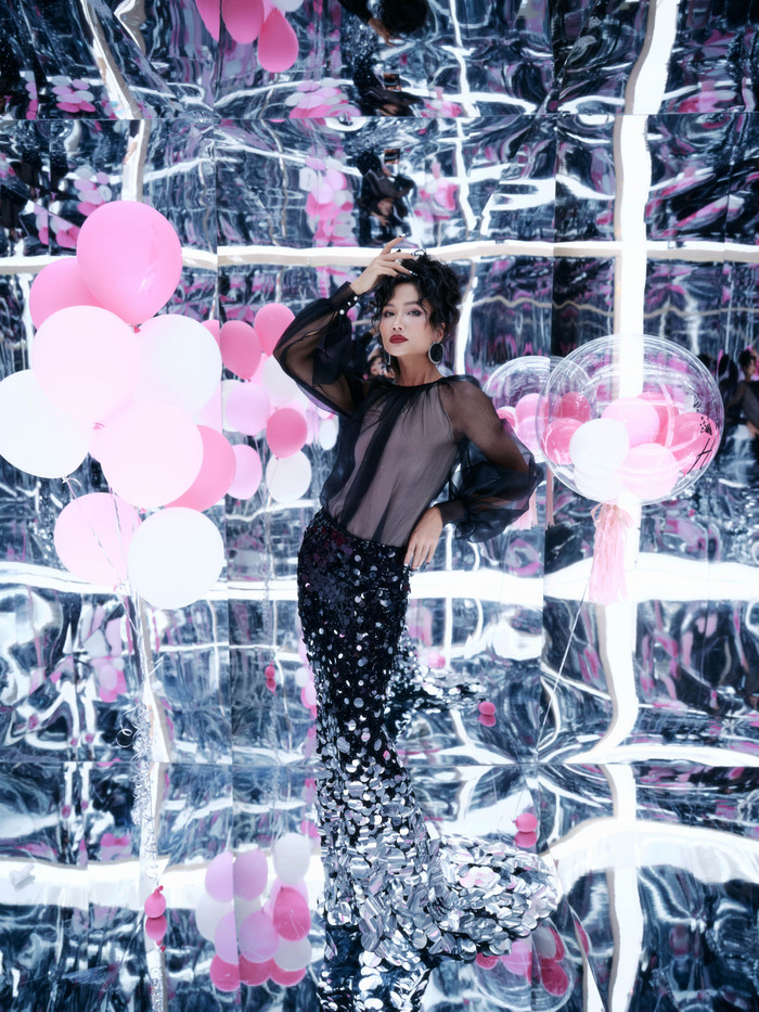 Nàng hậu vô cùng bất ngờ và xúc động trước món quà này.