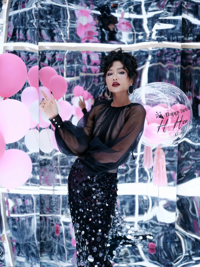 Bộ ảnh của nàng hậu khiến nhiêu cư dân mạng thích thú.