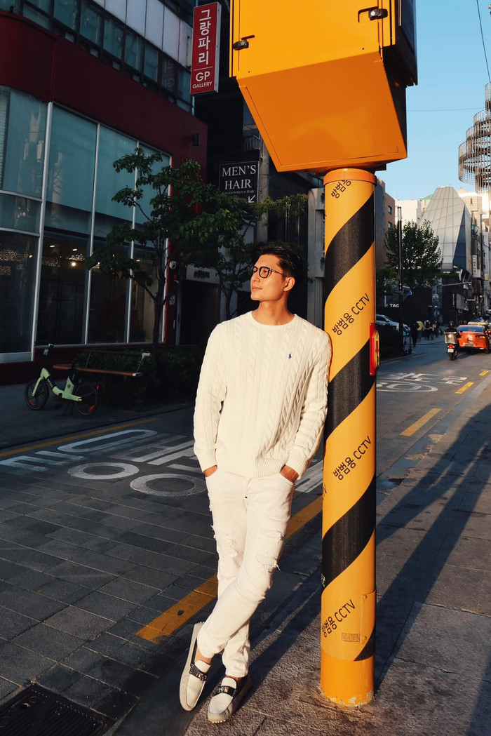 Lâm Bảo Châu đăng ảnh giống nơi Lệ Quyên chụp hình, anh gây ấn tượng bởi visual điển trai cùng bộ đồ màu trắng. Ảnh: FBNV