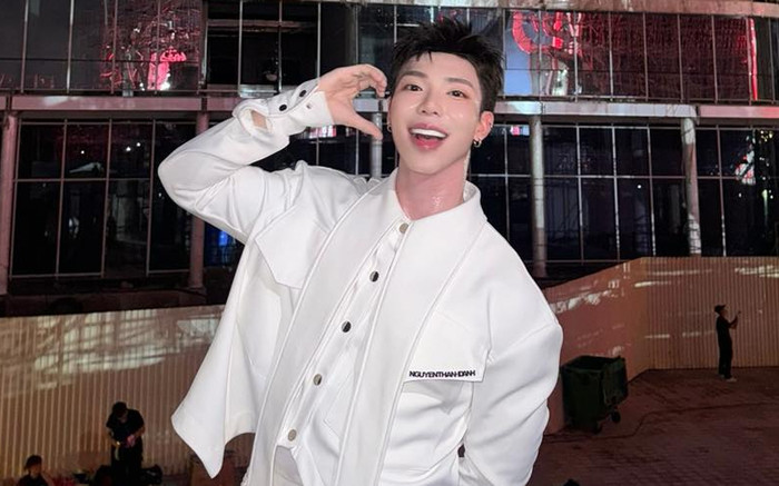 ERIK được cô bán nước chở bằng xe máy đến chỗ diễn vì tắt đường Ảnh 2