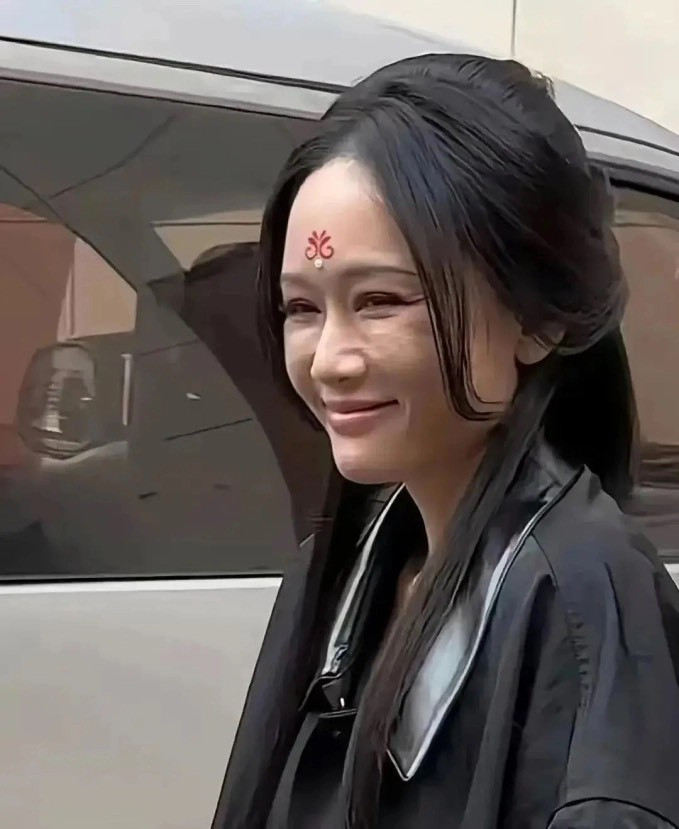 Gương mặt của Trần Kiều Ân lộ nhiều nếp nhăn.