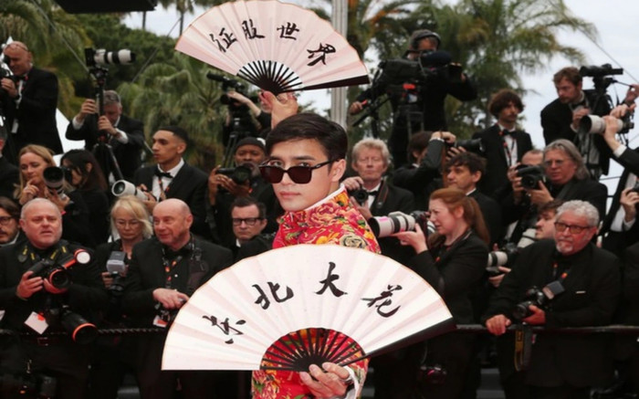 Sao Trung gây tranh cãi tại thảm đỏ Cannes khi diện 'khăn trải bàn' Ảnh 2