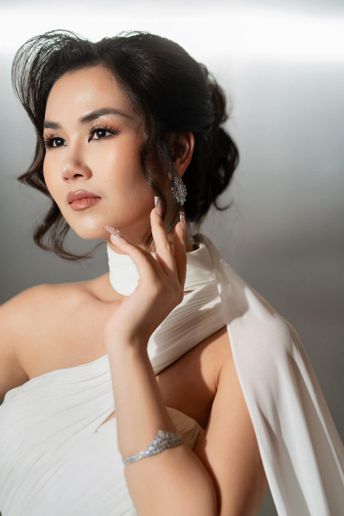 Võ Hạ Trâm được khen ngợi nhan sắc mặn mà khi mang thai lần thứ hai.