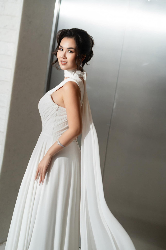 Võ Hạ Trâm diện váy dáng rộng, thướt tha khéo che vòng 2 đang to lớn vì mang thai.