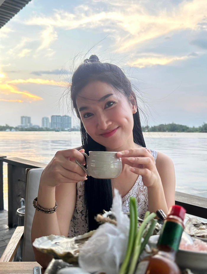 Qua những tấm ảnh đời thường được nữ diễn viên đăng tải, có thể thấy dù đã bước sang tuổi 40 nhưng gương mặt của Quỳnh Lam vô cùng trẻ trung, không xuất hiện nhiều nếp nhăn.