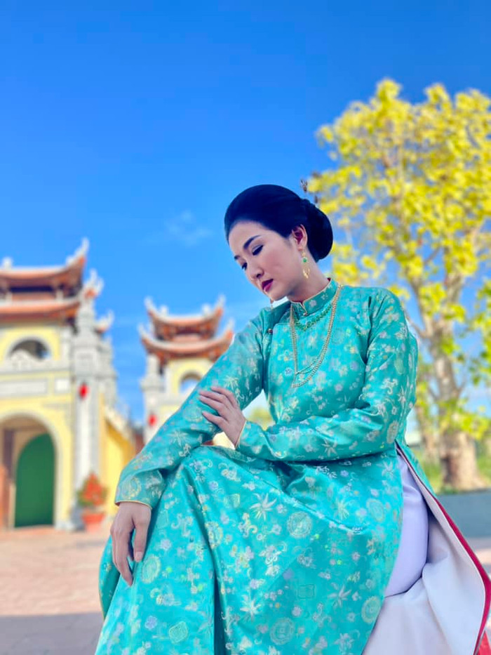 Người hâm mộ thường gọi cô là nữ hoàng phim xưa do được nhiều đạo diễn chọn vào các dự án phim xưa gây tiếng vang như Luật trời, Thế thái nhân tình, Bến lỡ liêu xiêu... Trên phim, do tạo hình nhân vật nên Quỳnh Lam nhìn có phần 'hơi dừ' hơn ngoài đời.