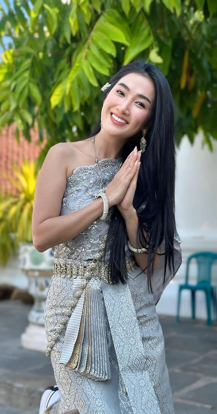 Nữ diễn viên cũng thường xuyên dành thời gian đi du lịch. Trong trang phục dân tộc của Thái Lan, Quỳnh Lam liên tục khiến người hâm mộ xuýt xoa vì nhan sắc quá sắc sảo.
