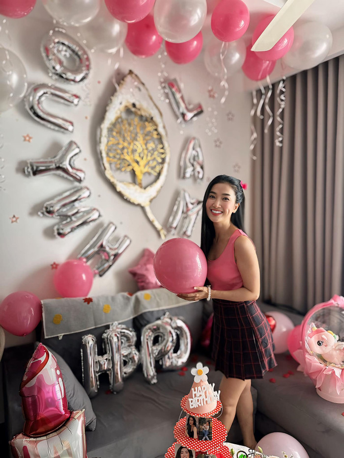 Dân tình cũng đứng ngồi không yên trước những hình ảnh được cô chia sẻ trong sinh nhật tuổi 40. Trong ảnh, Quỳnh Lam diện trang phục trẻ trung với váy mini skirt kết hợp cùng áo tank top tông hồng vô cùng hack tuổi.