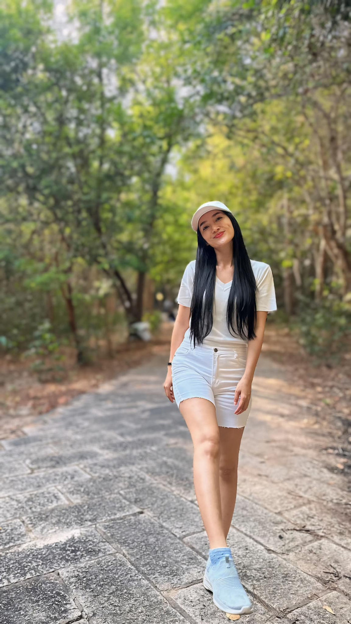 Nữ diễn viên thường chọn những trang phục có màu đơn sắc, không trang điểm quá đậm.