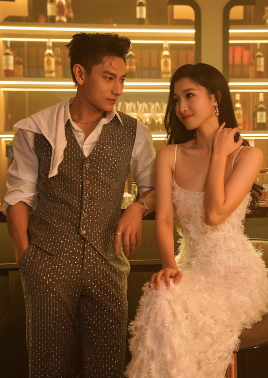 Á hậu Phương Nhi và ca sĩ Isaac trong MV Vượt qua Everest. 