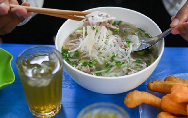Ăn phở uống trà đá vào buổi sáng có thực sự gây nguy hại cho dạ dày? Ảnh 2