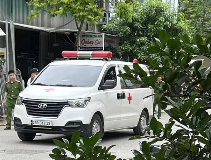 Lực lượng chức năng điều động xe đến hiện trường