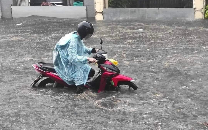 TP.HCM: Mưa như trút đúng giờ tan tầm, người dân chật vật trở về nhà Ảnh 2