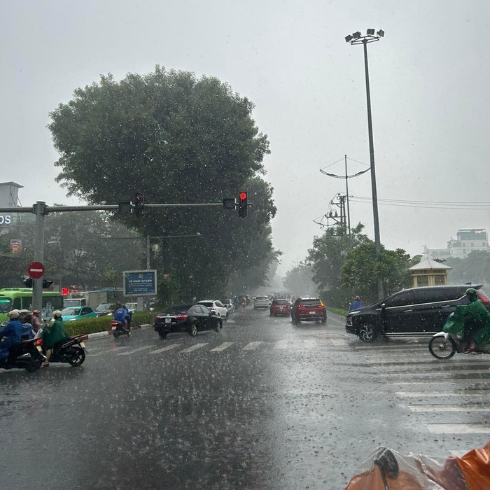 Mưa nặng hạt khiến tầm nhìn của người đi đường giảm 