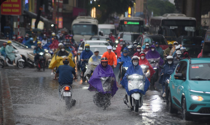 Hà Nội mưa như trút nước, người dân loay hoay tìm lối về nhà Ảnh 3