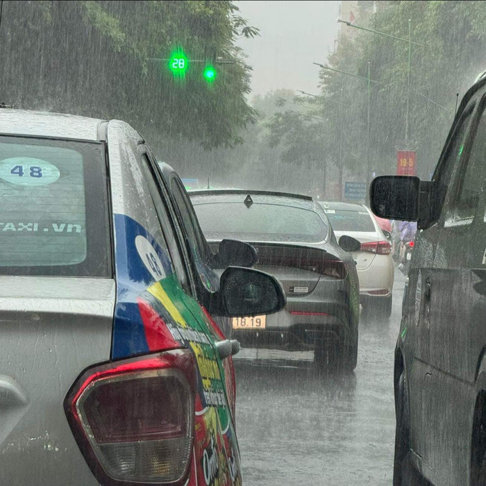 Hà Nội mưa như trút nước, người dân loay hoay tìm lối về nhà Ảnh 2