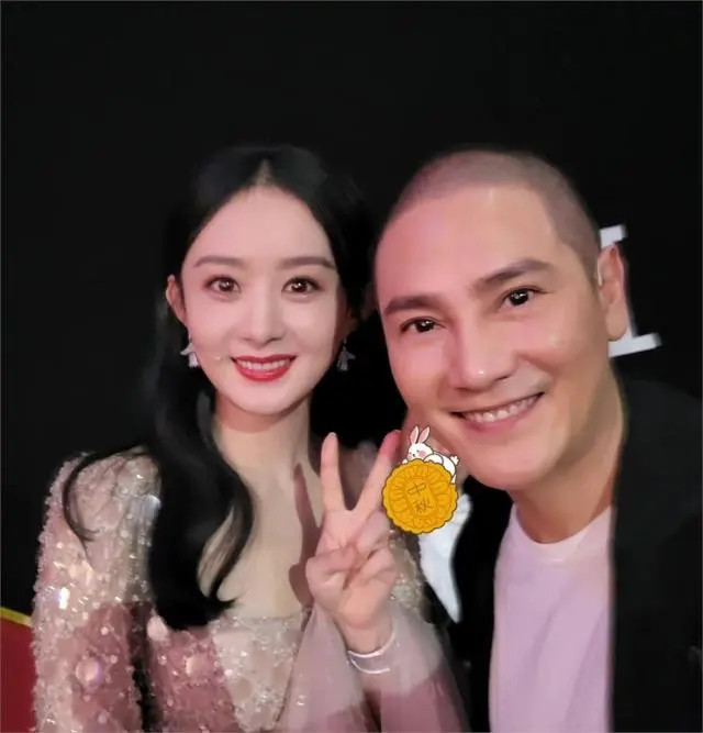 Triệu Lệ Dĩnh không chỉ thân thiết với Đinh Tử Tuấn mà còn có mối giao hảo tốt với vợ của anh. 