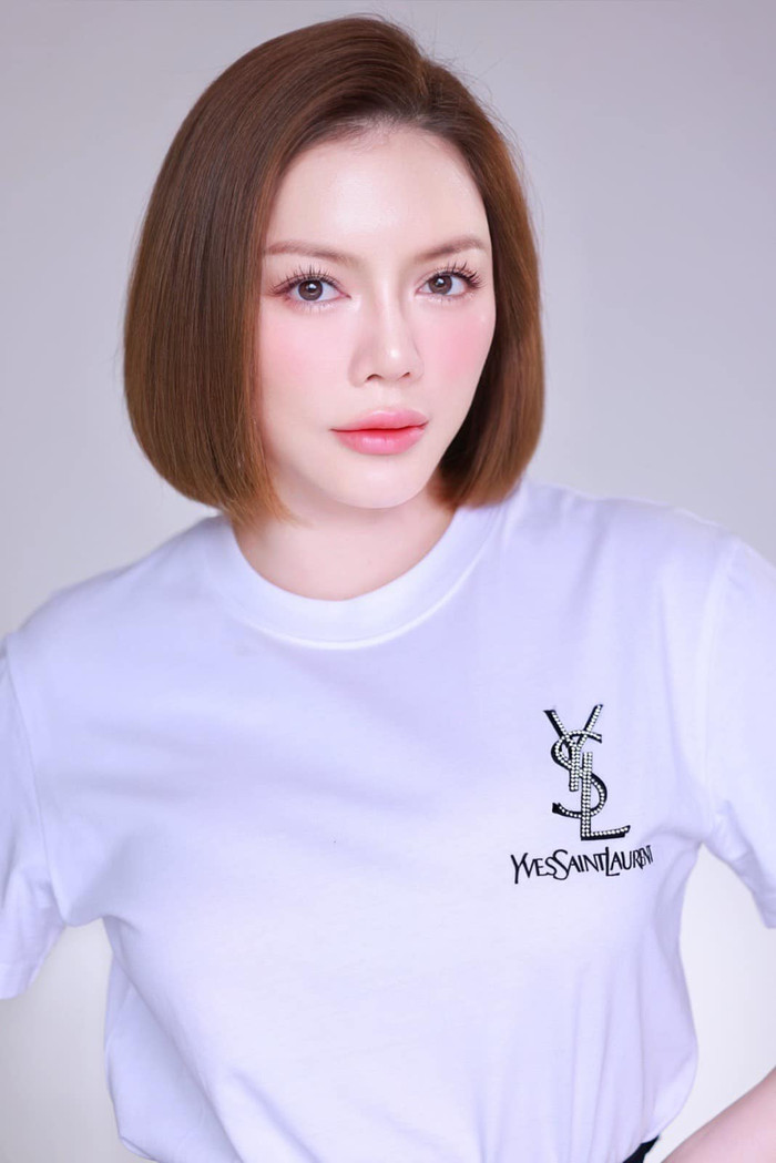 Nữ diễn viên được khen giả xem như búp bê Barbie thật thụ.