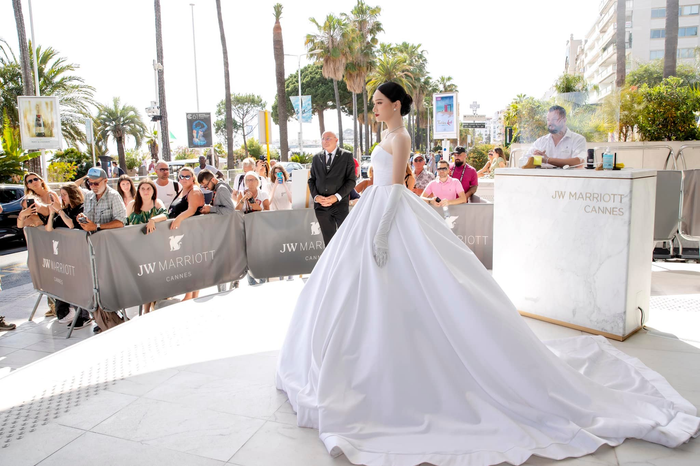 Hương Giang lộng lẫy như một công chúa khi xuất hiện lần đầu tiên tại Cannes. 