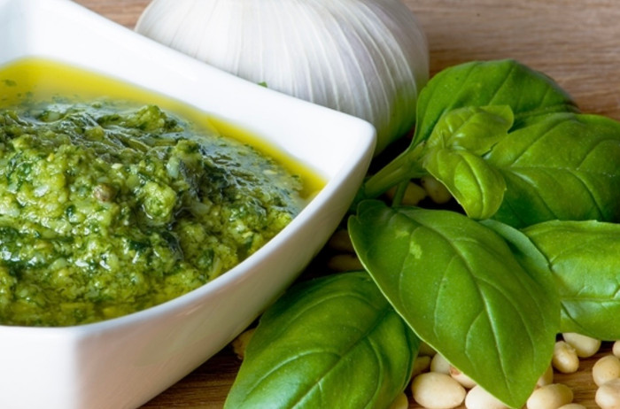 Rau húng quế rất giàu dinh dưỡng, giàu chất chống oxy hóa mang lại nhiều lợi ích cho sức khỏe như ngăn ngừa ung thư, tăng cường sức khỏe tim mạch.