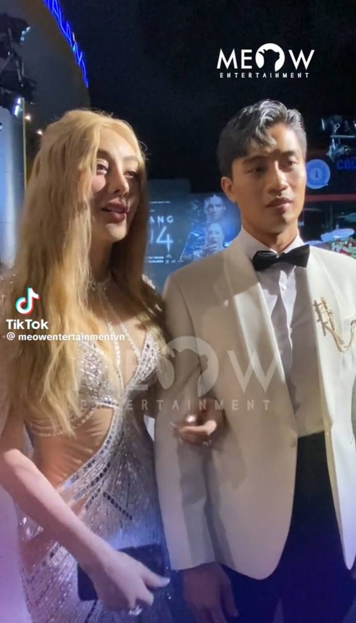 Lâm Khánh Chi và bạn trai tin đồn xuất hiện tại một sự kiện. (Ảnh chụp màn hình TikTok Meow Entertainment).