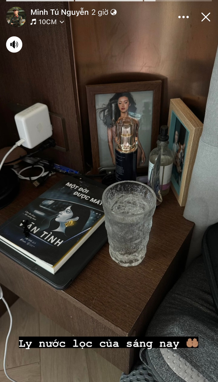 Ly nước đầu giường chính là việc mà chồng Minh Tú luôn duy trì suốt 5 năm yêu nhau. Đây cũng chính là 'bảo bối' cứu vãn mối quan hệ của cả hai. 