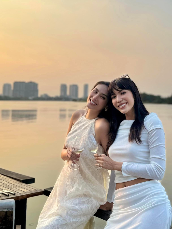 Khán giả ngưỡng mộ tình đồng nghiệp đáng trân quý giữa Võ Hoàng Yến và Minh Tú.