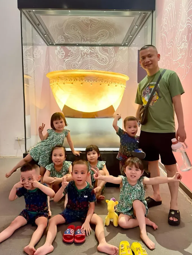 Ông bố 7 con hay đưa các con đi bộ, đến nhà sách, bảo tàng... để tiết kiệm chi phí đi chơi.