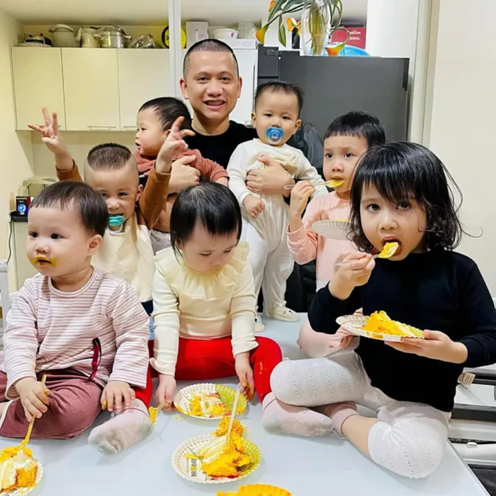 Ông bố 7 con lần đầu tiên trải qua niềm hạnh phúc làm cha ở tuổi 36 với những bỡ ngỡ ban đầu. Chỉ sau 4 năm, anh đã trở thành người cha đảm đang, tỉ mỉ và chu đáo.