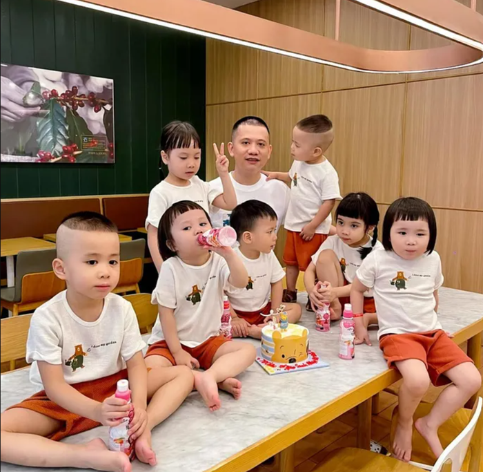 Dù có 7 con, nhưng việc quản lý giấc ngủ và bữa ăn của chúng không hề khó khăn. Bởi lẽ, mỗi khi có việc gì, các bé đều nhiệt tình tham gia, thể hiện tinh thần đoàn kết.