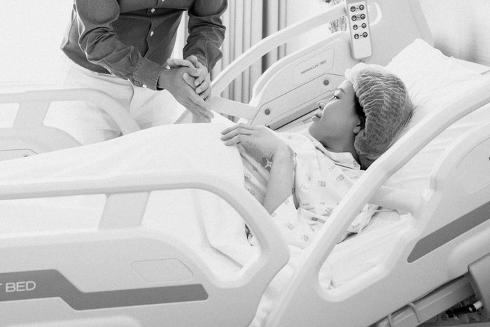 Suốt hành trình 'vượt cạn', Sam luôn được chồng bên cạnh đồng hành, chăm sóc. 