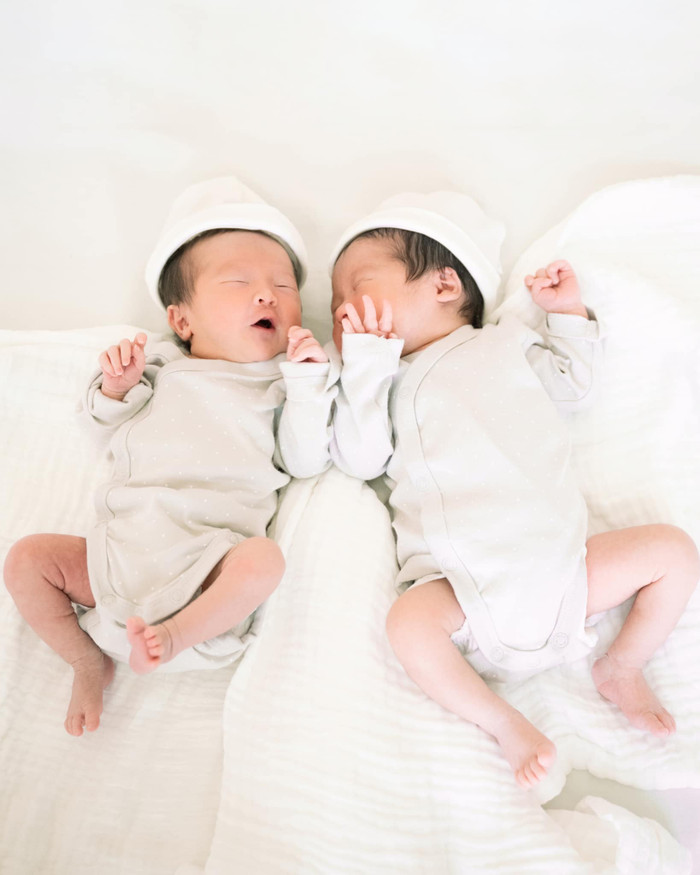 Trên mạng xã hội, Sam lập hẳn tài khoản để chia sẻ về hành trình lớn lên của cặp sinh đôi. 