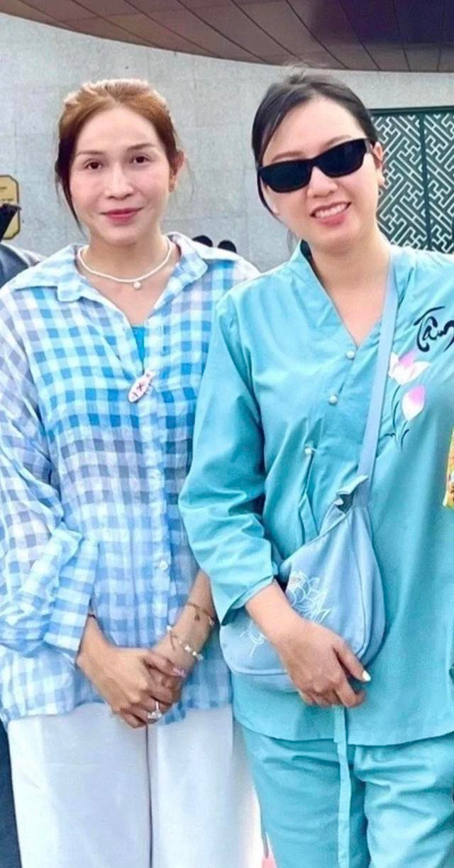 Khả Như diện trang phục đơn giản, xuất hiện với Băng Di tại 1 địa điểm ở Tây Ninh. 