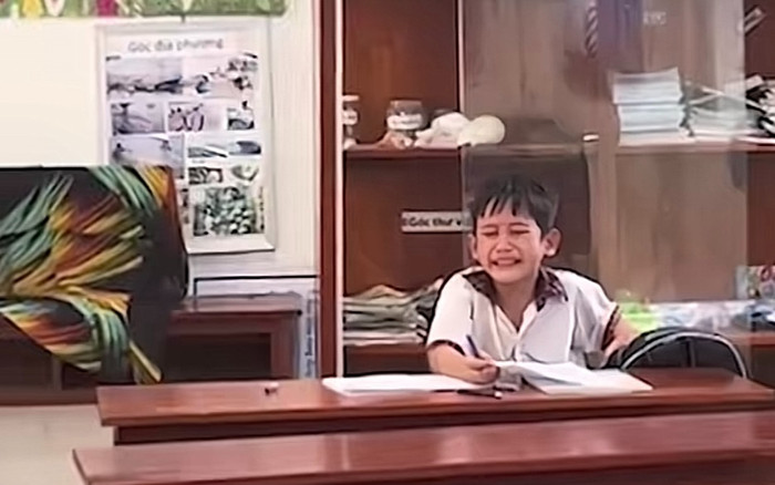 Đi thi không làm được bài, học sinh lớp 1 bật khóc cầu cứu giáo viên Ảnh 2