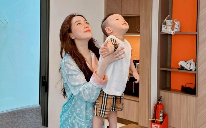 Quý tử nhà Bảo Thy hơn 2 tuổi đã biết viết chữ, đọc số thành thạo Ảnh 2