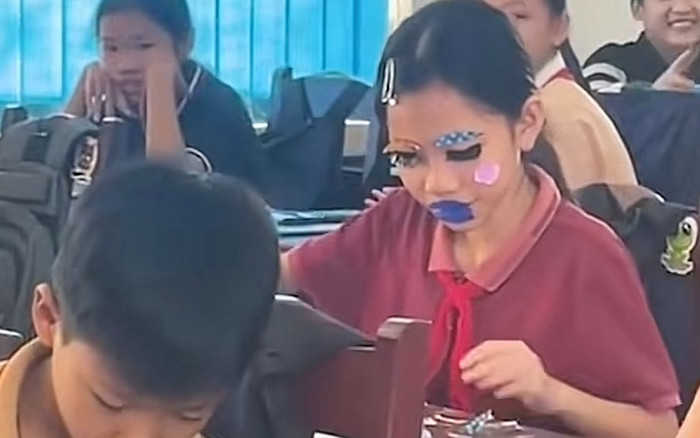 Make up sương sương đi học, nữ sinh khiến cô giáo mê ngay từ cái nhìn đầu tiên Ảnh 2