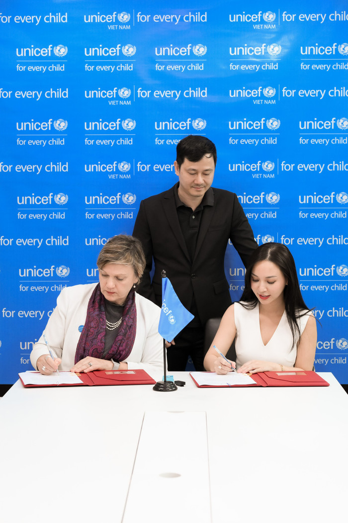 Hannah Olala ký cam kết với bà Rana Flowers - Đại diện UNICEF Việt Nam về việc quyên góp tổng cộng 25 tỷ (1 triệu USD) cho UNICEF Việt Nam. Hiện cô đã chuyển khoản cho tổ chức này 10 tỷ đồng.