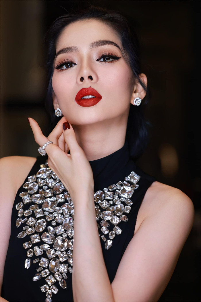 Lệ Quyên trông cực kỳ quyến rũ khi sử dụng màu son đỏ.